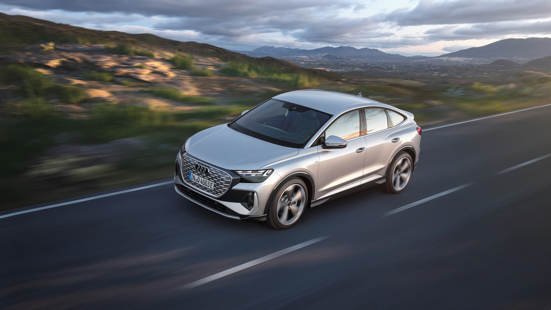 Q4 스포트백 e-트론 이미지