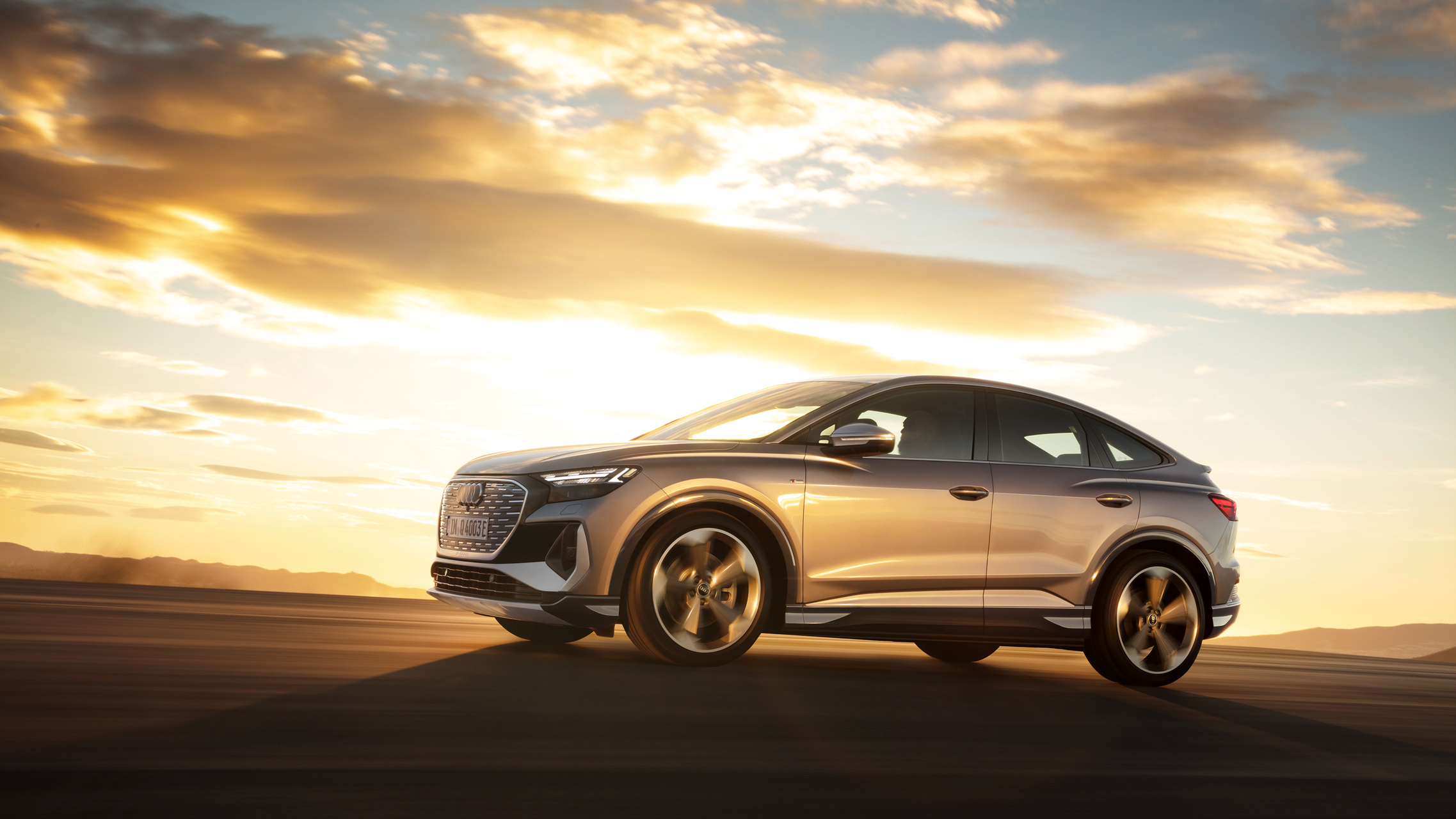 Q4 스포트백 e-트론 이미지