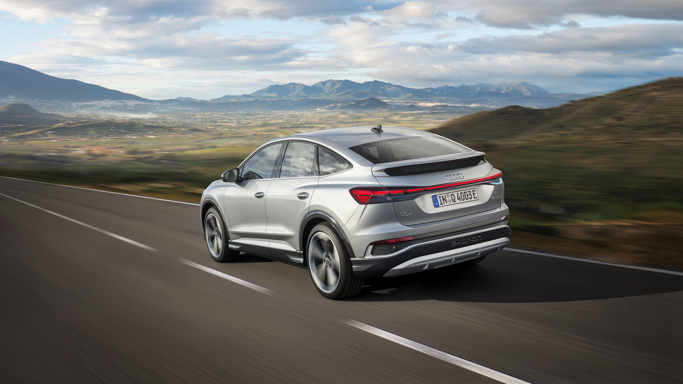 Q4 스포트백 e-트론 이미지