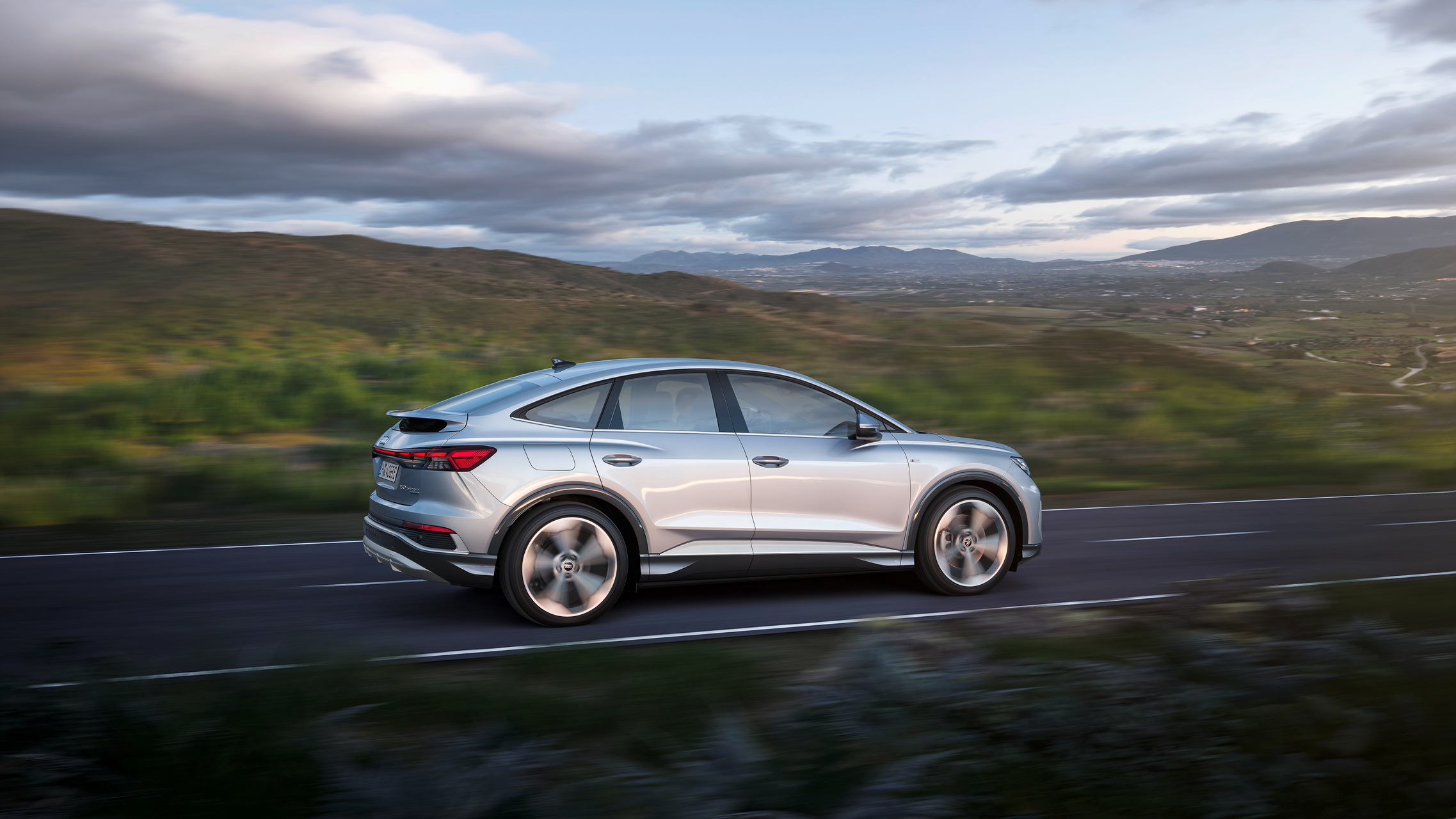 Q4 스포트백 e-트론 이미지