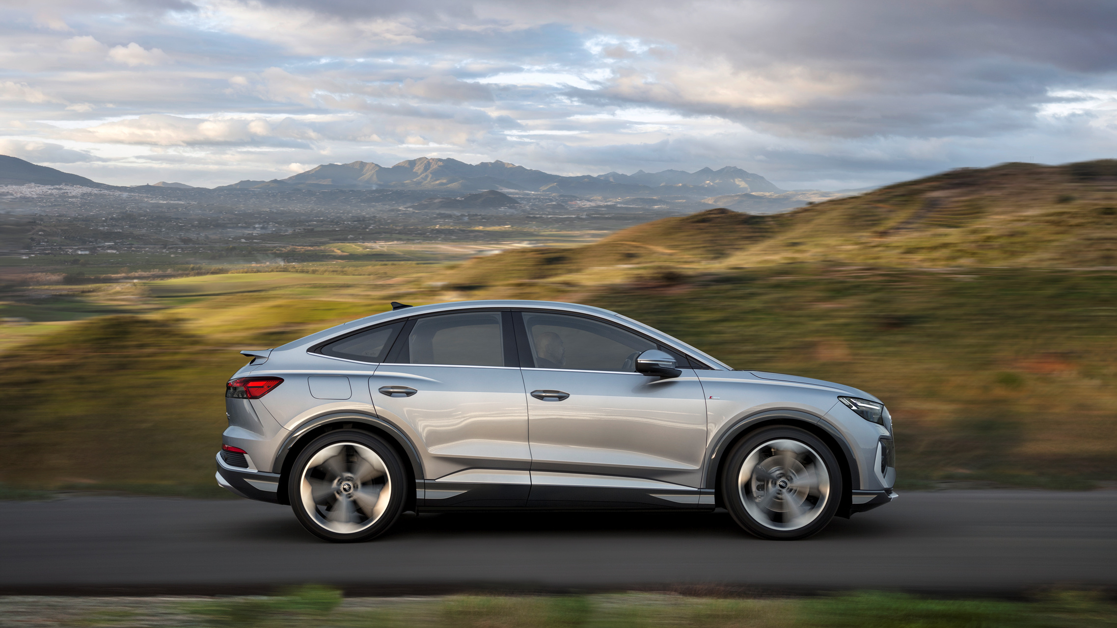 Q4 스포트백 e-트론 이미지