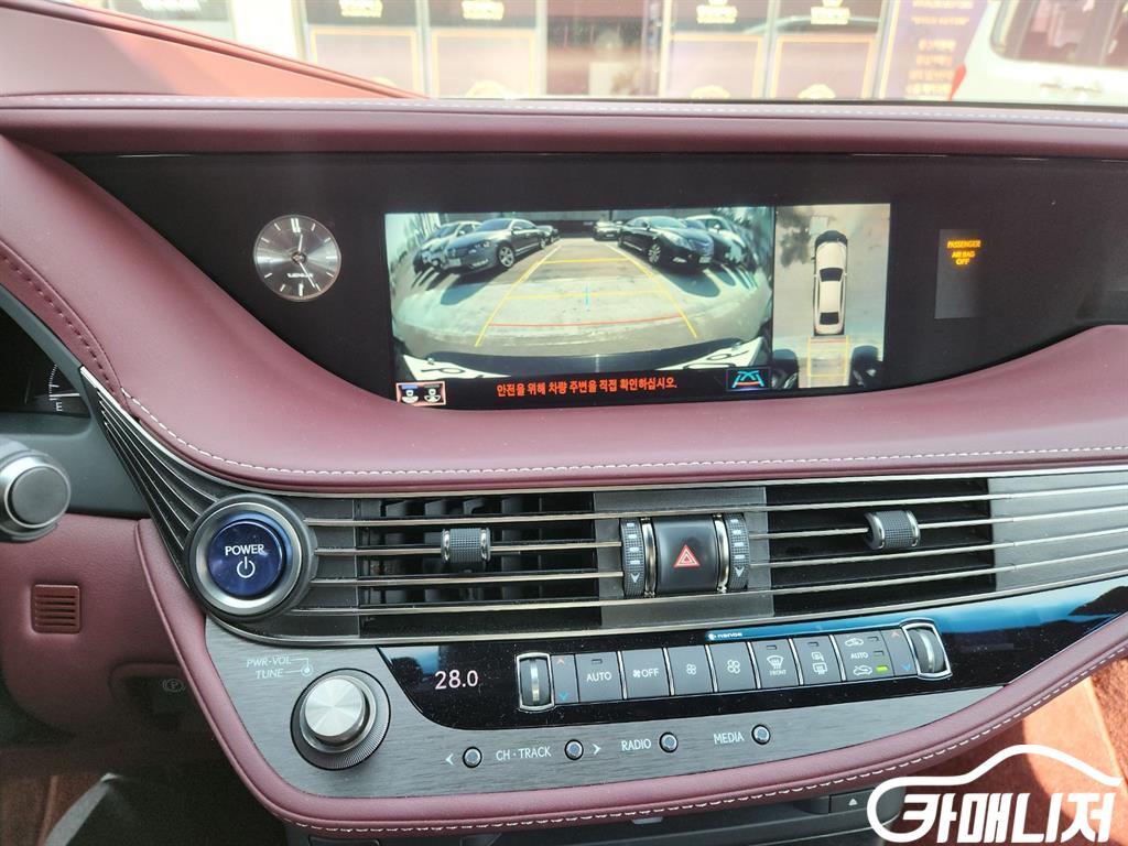 렉서스 LS500h 3.5 플래티넘 AWD 썸네일 11