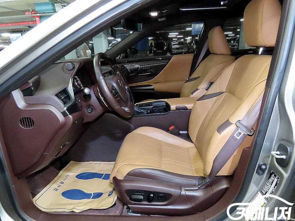 렉서스 ES300h 7세대 이그제큐티브 썸네일 6