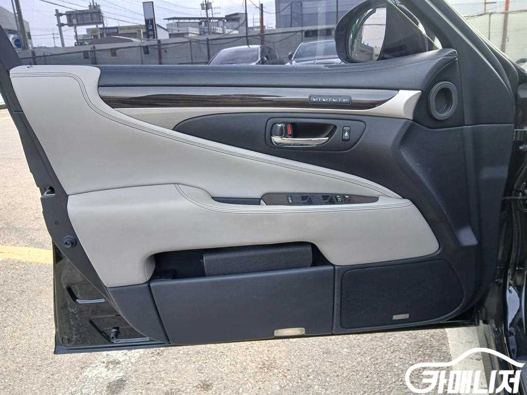 렉서스 LS600hL 4인승 썸네일 11