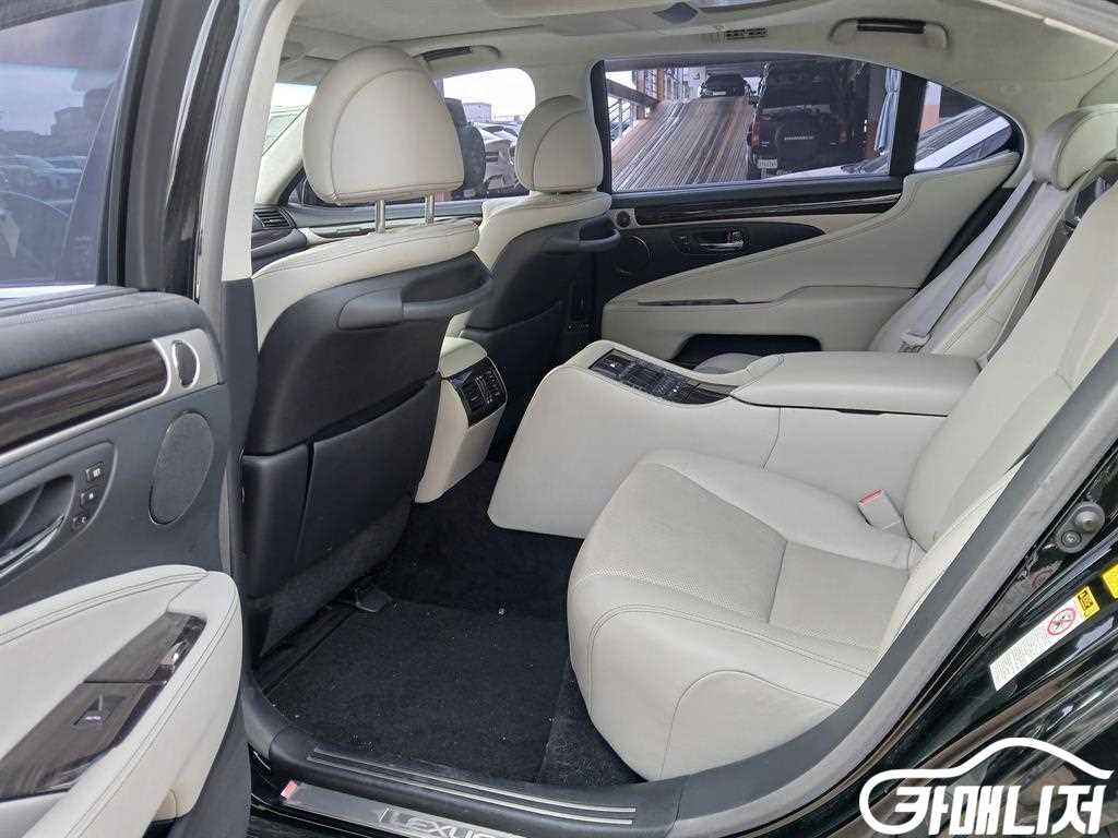 렉서스 LS600hL 4인승 썸네일 8