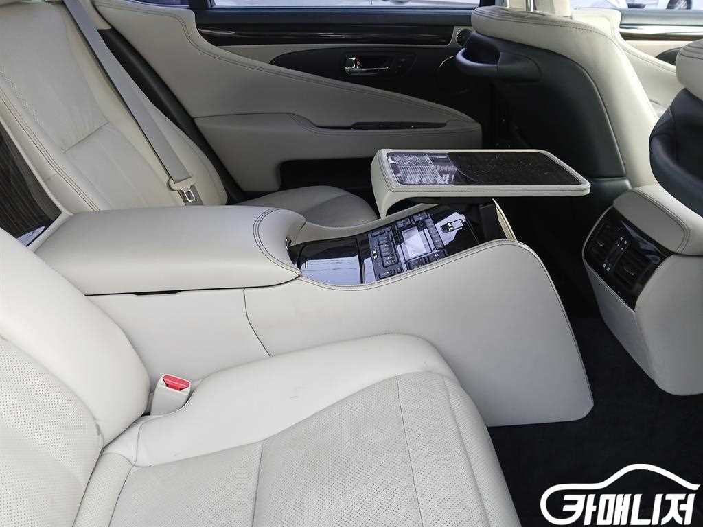 렉서스 LS600hL 4인승 썸네일 9