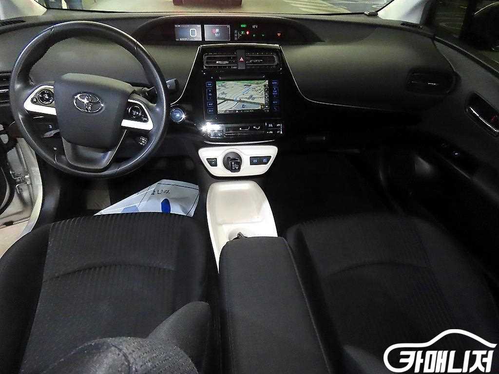 토요타 프리우스 4세대 1.8 E 썸네일 10