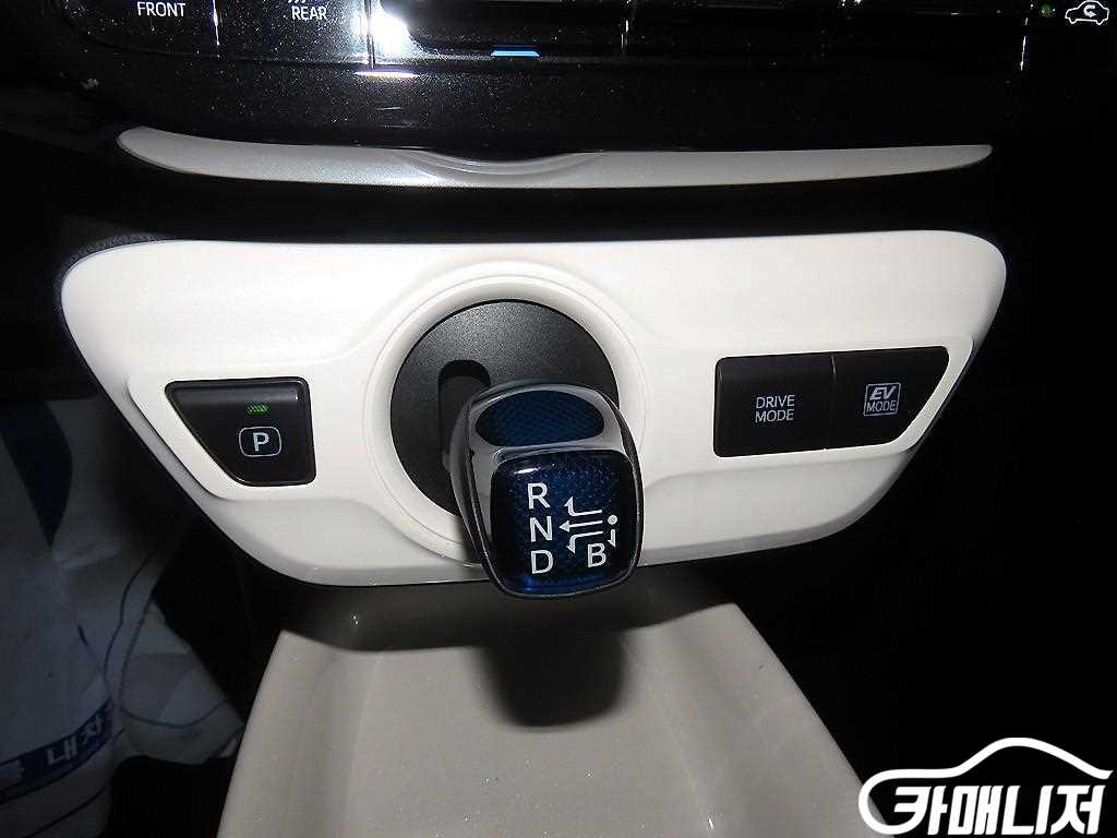 토요타 프리우스 4세대 1.8 E 썸네일 12