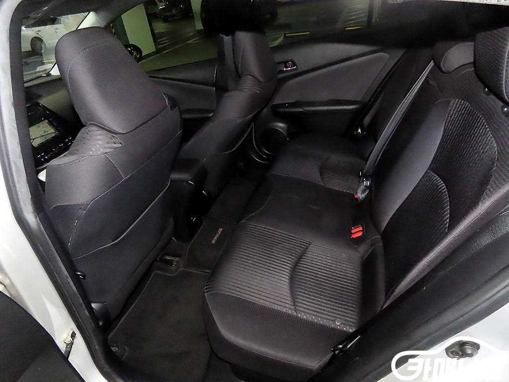 토요타 프리우스 4세대 1.8 E 썸네일 7