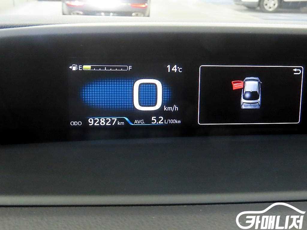 토요타 프리우스 4세대 1.8 E 썸네일 9