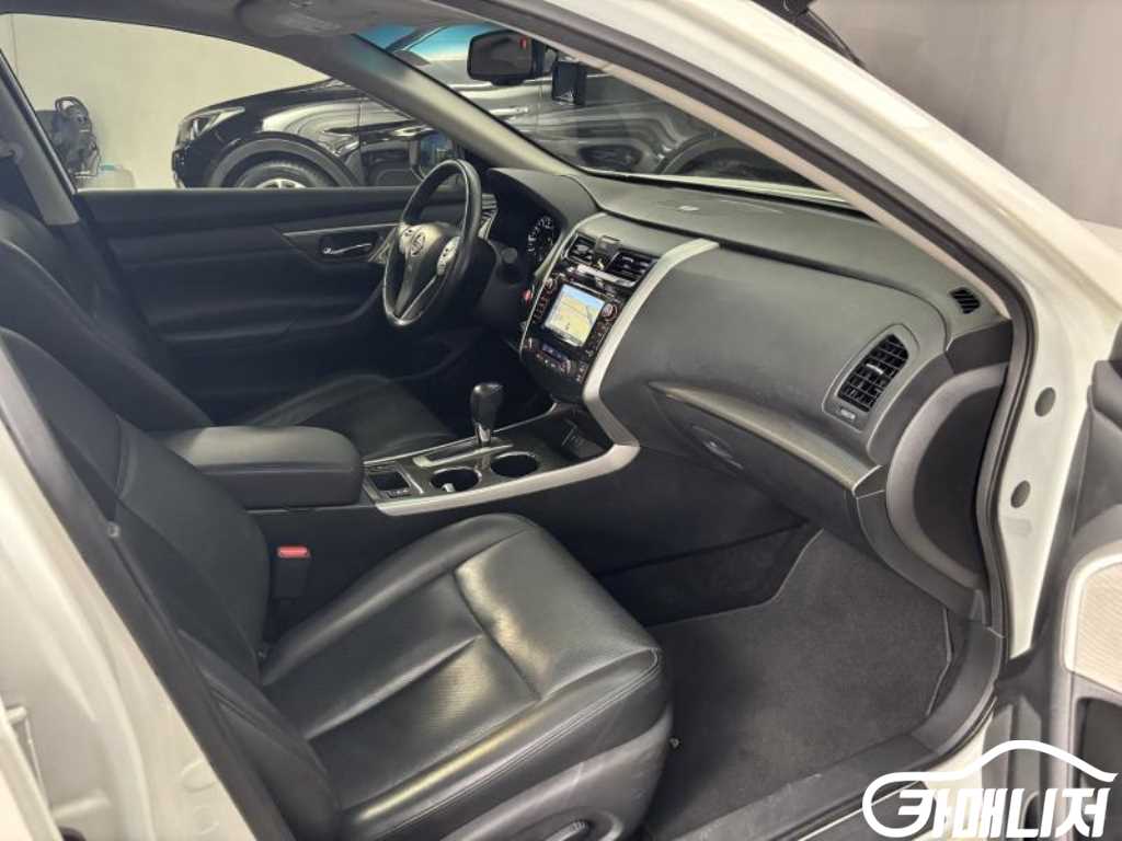 닛산 알티마 2.5 테크 썸네일 6