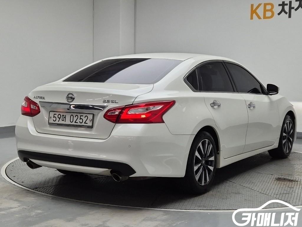 닛산 알티마 2.5 썸네일 3