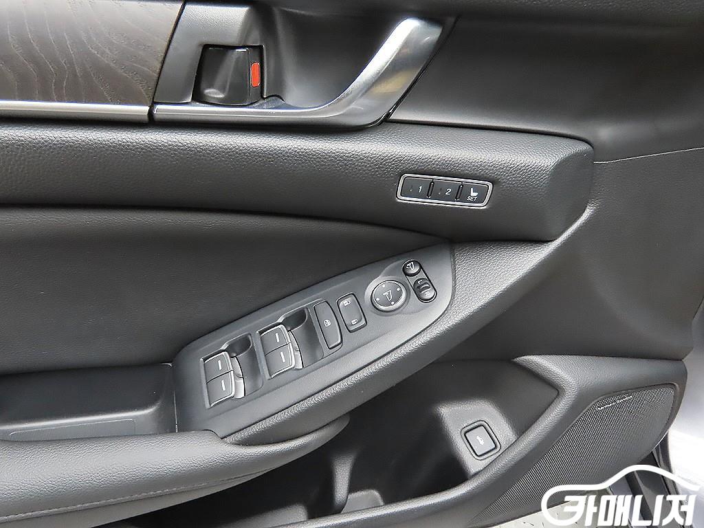 혼다 어코드(10세대) 2.0 하이브리드 투어링 썸네일 11