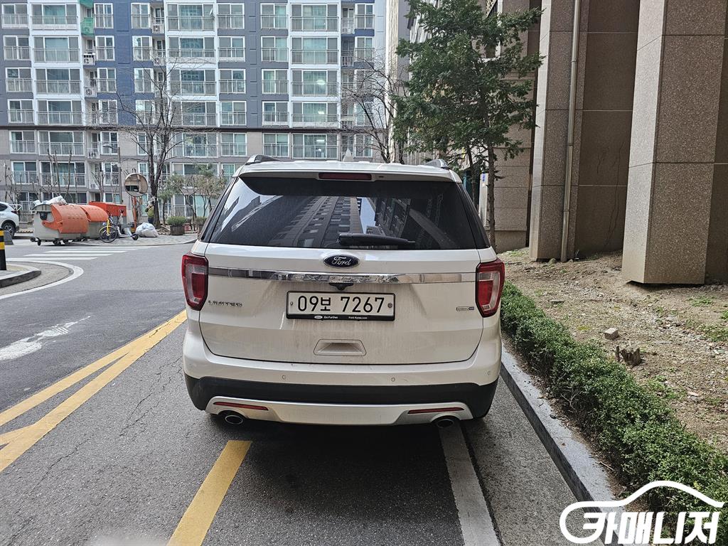 포드 익스플로러 6세대 2.3 AWD 리미티드 썸네일 3