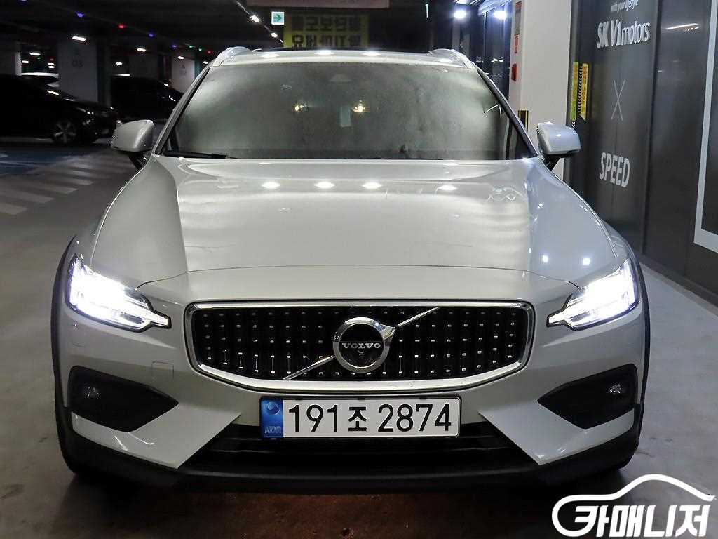 볼보 V60 크로스 컨트리 2세대 2.0 B5 프로 AWD 썸네일 2