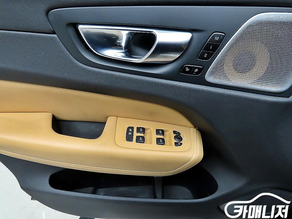 볼보 XC60(2세대) B5 AWD 인스크립션 썸네일 11