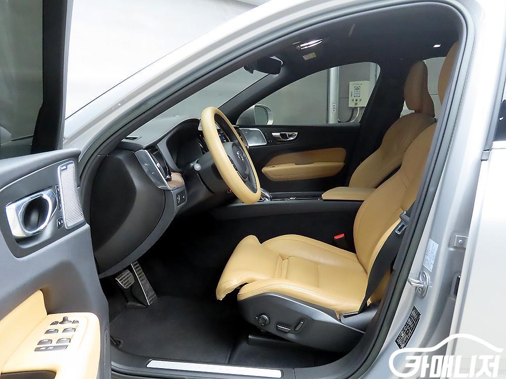 볼보 XC60(2세대) B5 AWD 인스크립션 썸네일 5