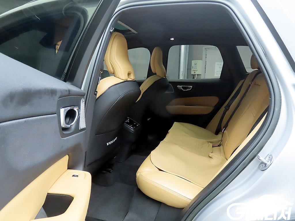볼보 XC60(2세대) B5 AWD 인스크립션 썸네일 6