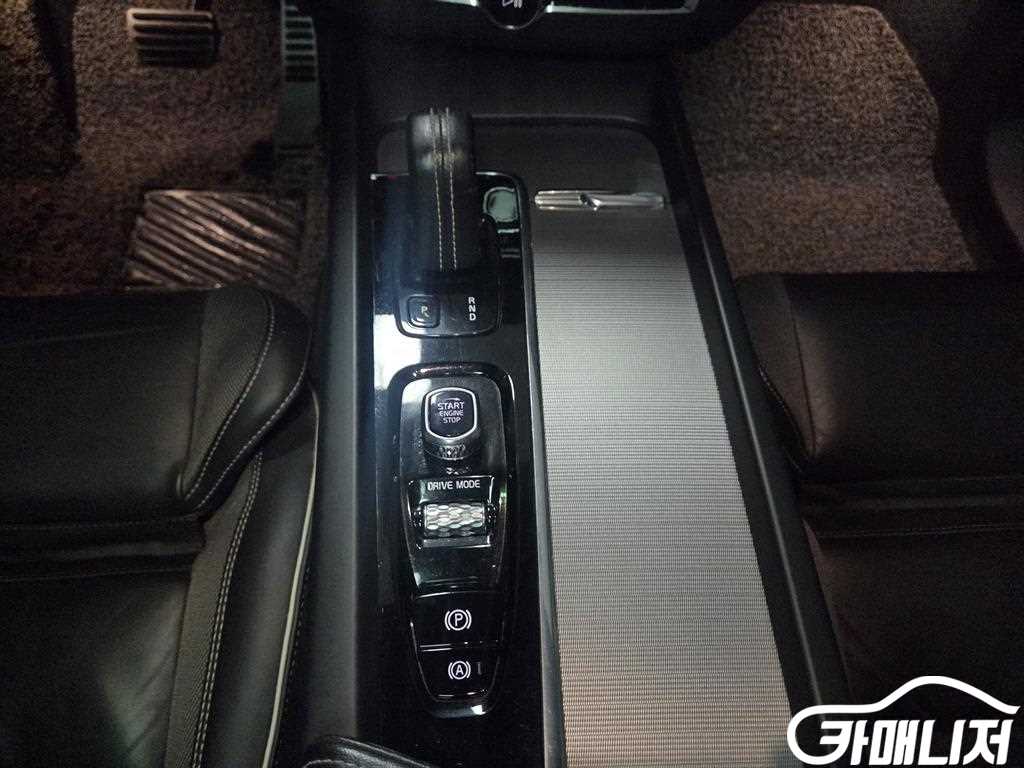 볼보 XC60(2세대) T8 AWD R-디자인 썸네일 11