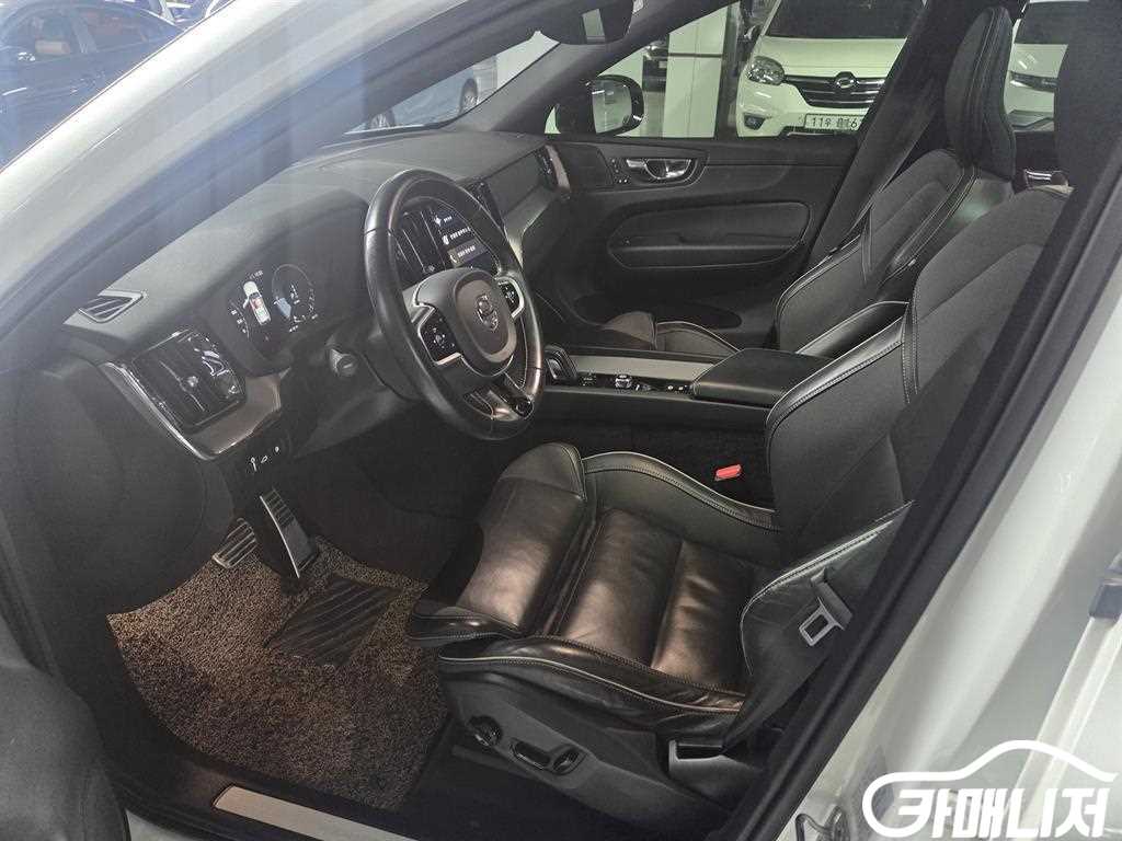 볼보 XC60(2세대) T8 AWD R-디자인 썸네일 8