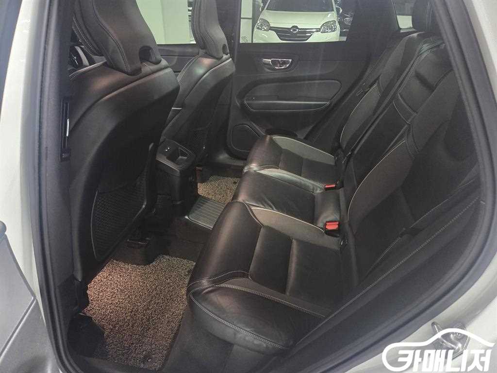 볼보 XC60(2세대) T8 AWD R-디자인 썸네일 9