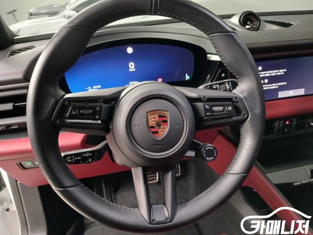 포르쉐 마칸 EV 4S 썸네일 10