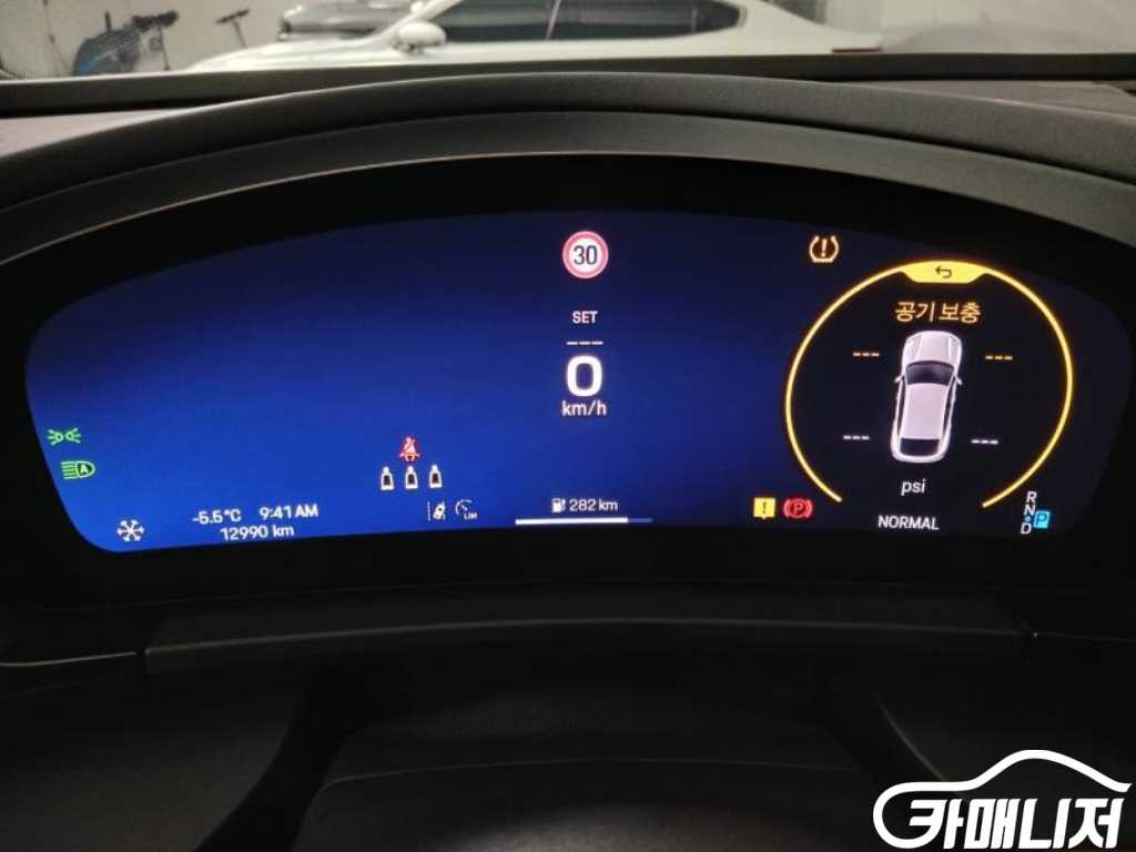 포르쉐 마칸 EV 4S 썸네일 11