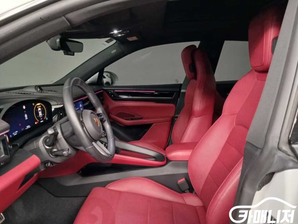 포르쉐 마칸 EV 4S 썸네일 6