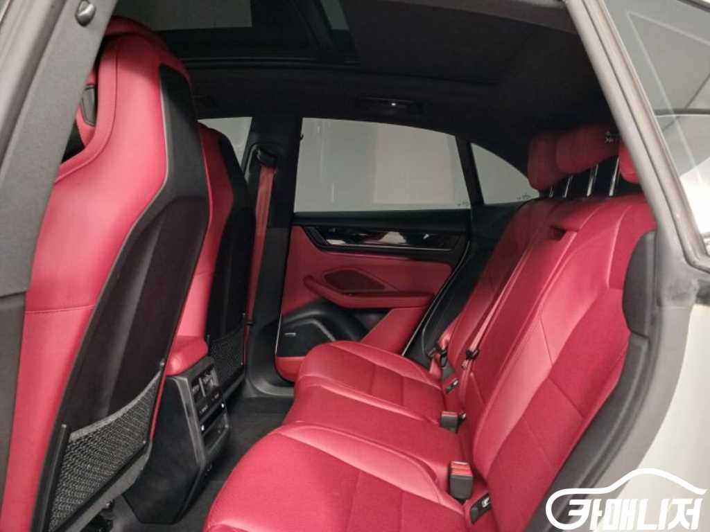 포르쉐 마칸 EV 4S 썸네일 7