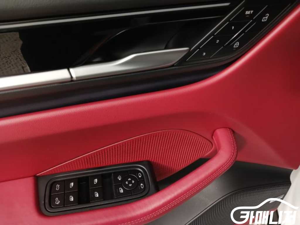 포르쉐 마칸 EV 4S 썸네일 8