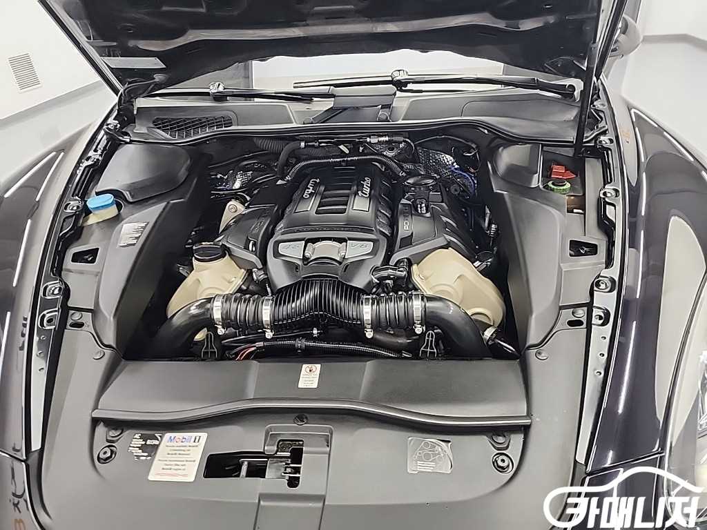 포르쉐 뉴 카이엔 4.8 터보 썸네일 5