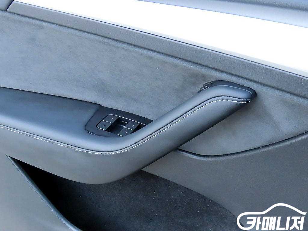 테슬라 모델 Y 롱 레인지 썸네일 11