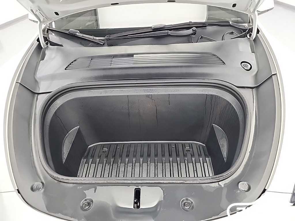 테슬라 모델 Y 롱 레인지 썸네일 5