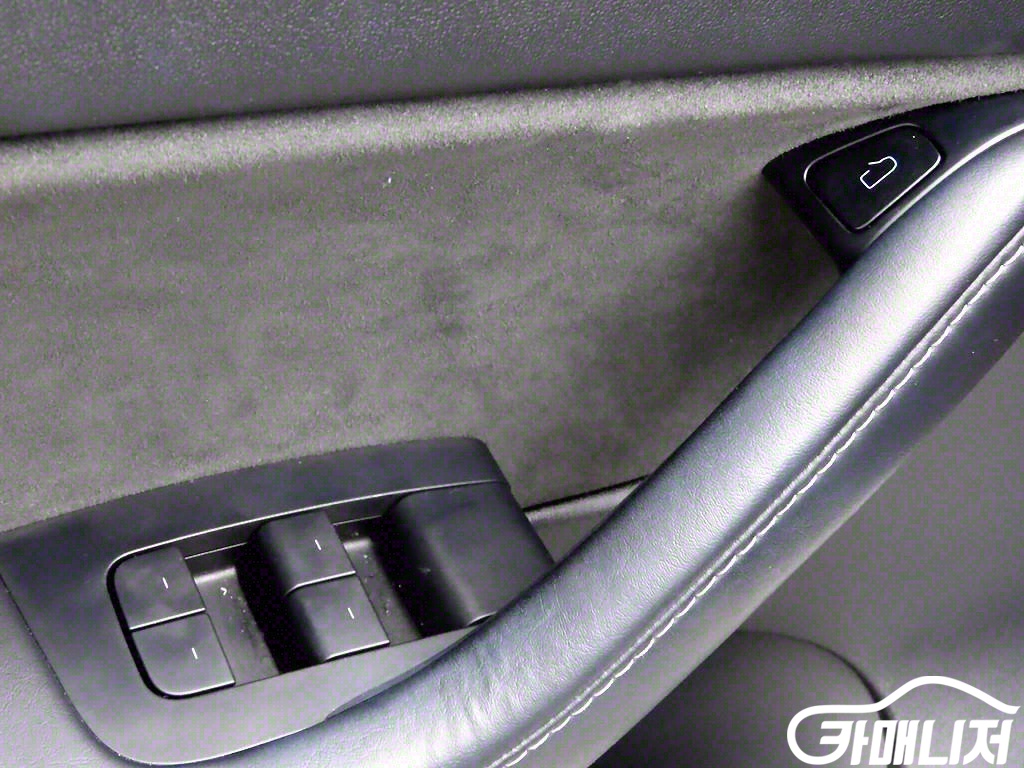 테슬라 모델 Y 스탠다드 레인지 썸네일 10