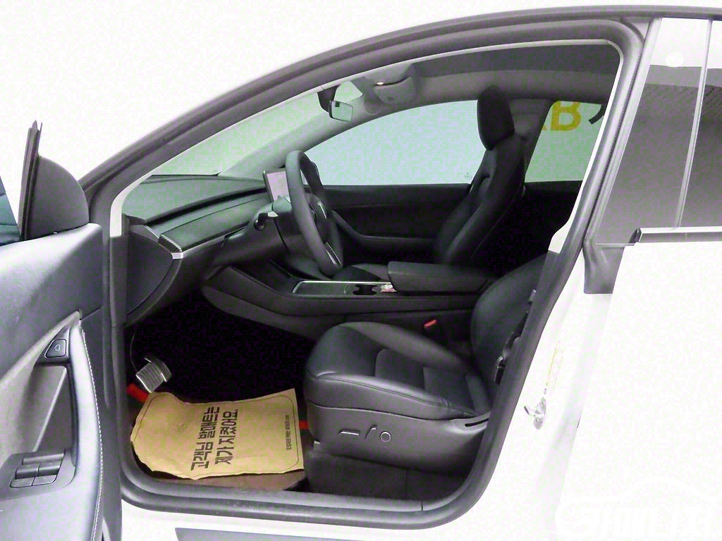 테슬라 모델 Y 스탠다드 레인지 썸네일 11