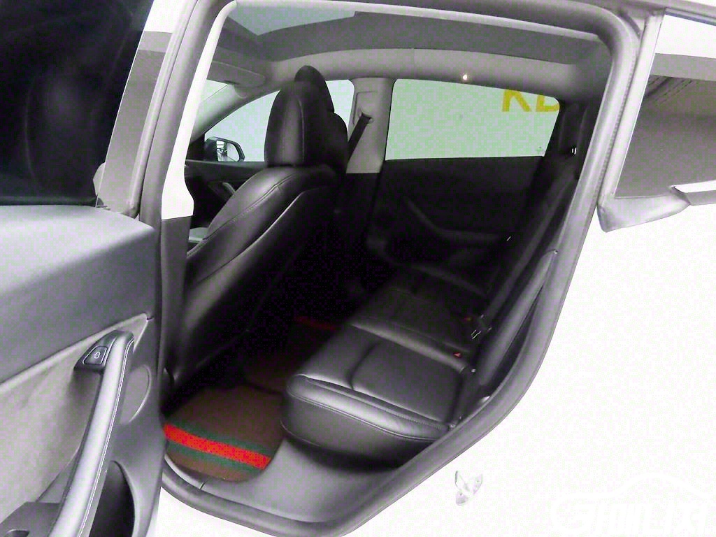 테슬라 모델 Y 스탠다드 레인지 썸네일 12