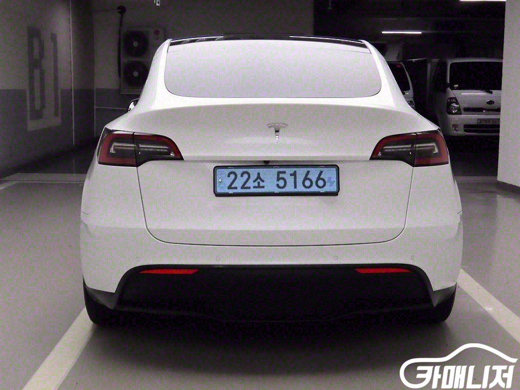 테슬라 모델 Y 스탠다드 레인지 썸네일 3