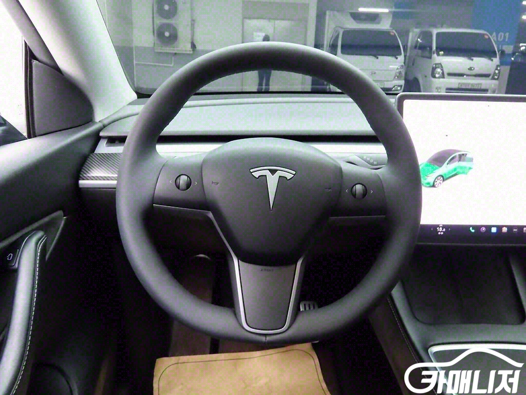 테슬라 모델 Y 스탠다드 레인지 썸네일 6