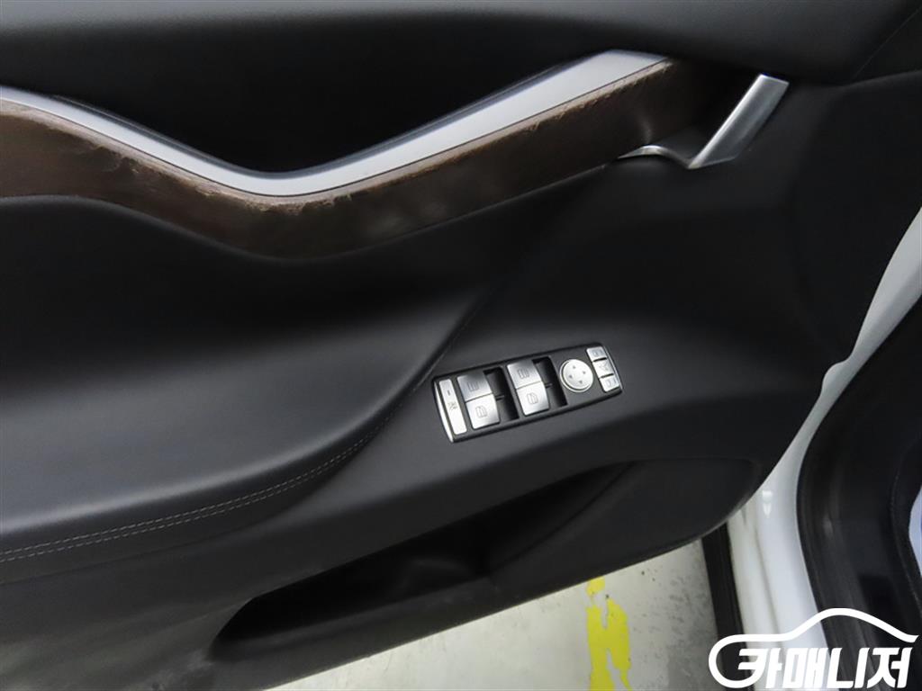 테슬라 모델 X 75D 썸네일 9