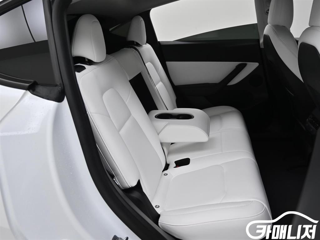 테슬라 모델 Y 롱 레인지 썸네일 8