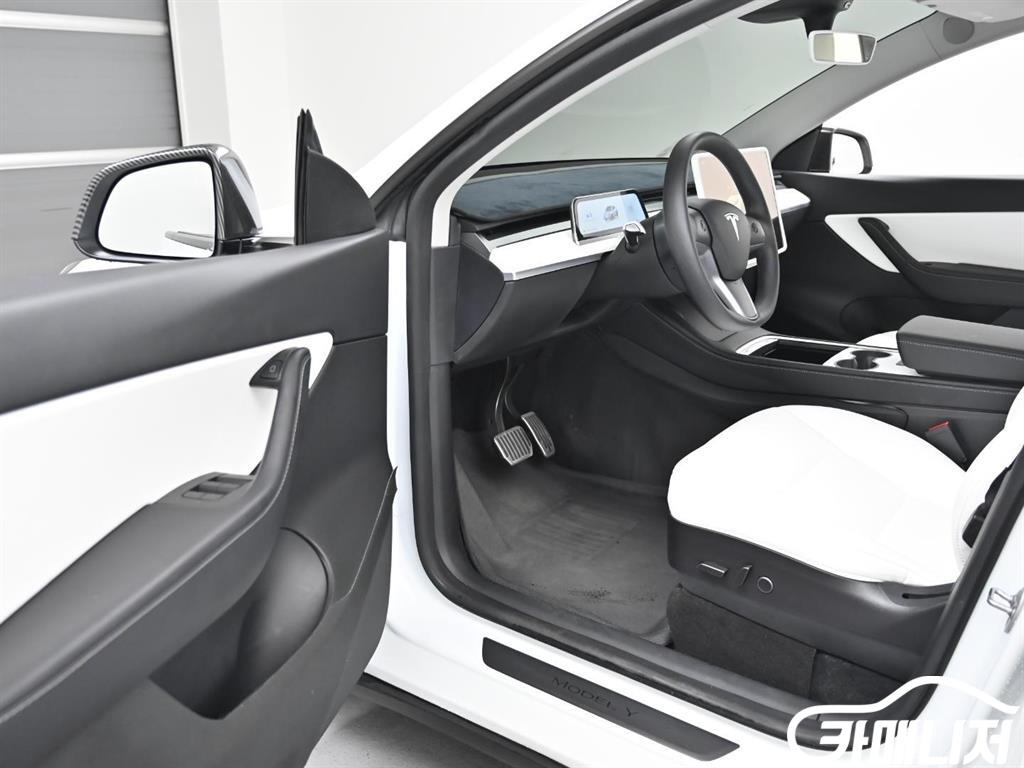 테슬라 모델 Y 롱 레인지 썸네일 9