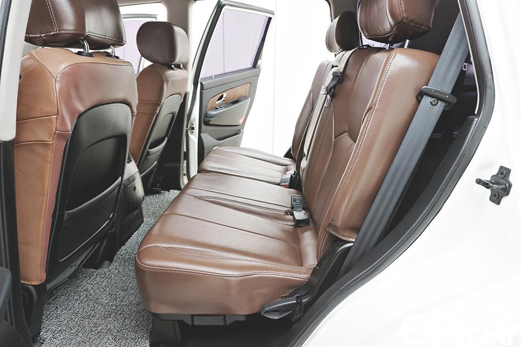 KG모빌리티(쌍용) 렉스턴W 2.2 4WD RX7 썸네일 8